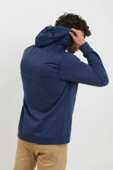 Cardigan de tejido de punto color azul piedra melange, con cuello redondo, cierre frontal completo y bolsillos laterales.