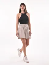Short celeste de tejido arrugado con cintura elastizada y lazo de ajuste.