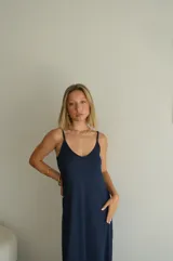 Vestido largo azul marino de viscosa, con tirantes finos y escote en V.