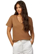 Remera color marrón claro con cuello en V y mangas cortas.