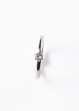 Anillo plateado de acero quirúrgico con un cristal engarzado.
