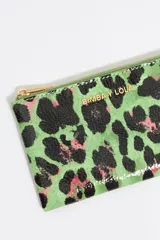 Monedero Bimba y Lola con estampado animal print en tonos lila, negro y naranja. Cierre con cremallera dorada y logo de la marca en dorado.