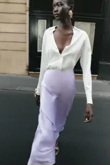 Falda midi color lila de satén, de tiro alto y cintura elástica.