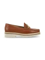 Mocasín de cuero color marrón con detalle de hebilla dorada y suela track.