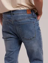 Pantalón de jean azul de corte recto.