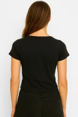 Remera de manga corta color verde oliva, de algodón, corte al cuerpo y escote en V.