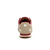 Championes Caterpillar Ventura Sport color beige con detalles en blanco y rojo. Capellada de cuero gamuza y microfibra, forro 100% reciclado, plantilla de espuma EVA y suela de goma.