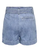 Short de jean celeste con cintura alta, corte holgado y cinturón de lazo.