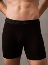 Pack de tres bóxers largos color negro de Calvin Klein, confeccionados en modal ultrasuave y elástico. Cuentan con cinturilla elástica con logo grabado y dobladillo vuelto.