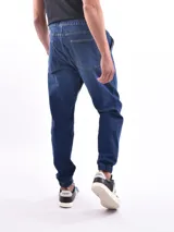 Pantalón jogger negro con cintura elástica y cordón ajustable.