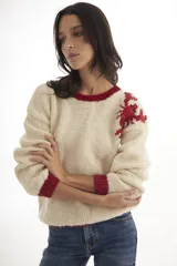 Sweater tejido a mano en Uruguay, de lana merino color crudo con cuello y dibujo de langosta en rojo.