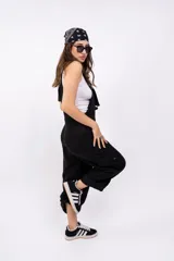 Enterito largo negro con breteles regulables, corte holgado, bolsillos laterales y ruedo arremangado.