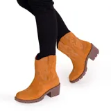 Botín de gamuza color ocre con bordados de estilo western en la caña y el empeine. Tiene taco de madera y suela de goma.
