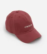 Gorra de sarga color bordó con ala curva y bordado frontal con la frase "C'est la vie".