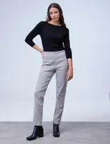 Jegging de algodón elastizado color gris claro, con pretina ancha elastizada de tiro alto, bolsillos laterales simulados con remaches metálicos y bolsillos traseros funcionales.