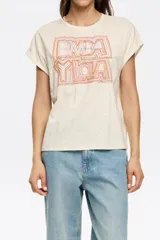 Remera color crema con estampado del logo de la marca Bimba y Lola en color naranja. Corte clásico y mangas cortas.