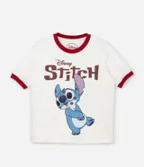 Remera blanca de algodón y elastano con cuello y mangas cortas con borde rojo. Estampa frontal del personaje Stitch de Disney.