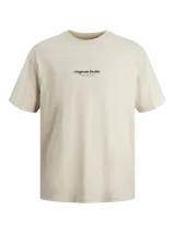 Camiseta color crema de manga corta y cuello redondo con fit relajado. Estampado en relieve con la leyenda "Originals Studio" y "Brought to you by Jack&Jones Designed in Copenhagen".