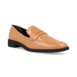 Mocasín color caramelo con textura de piel de serpiente, capellada lisa y suela plana negra.
