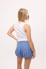 Musculosa marrón de lycra y algodón, con logo bordado en color amarillo.