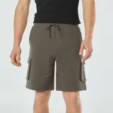 Bermudas de color caqui con múltiples bolsillos.