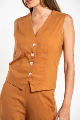 Chaleco negro con escote en V y cierre frontal con botones.