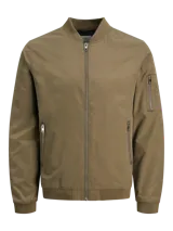 Campera bomber verde militar de Jack & Jones, con cuello de béisbol, cierre con cremallera, bolsillos frontales con cremallera y bolsillo en la manga.