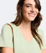 Remera básica de media malla color rosa, con escote en V y mangas cortas.