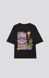 Remera negra de corte oversize con hombros caídos y cuello redondo. Estampado en la espalda con tres imágenes rectangulares apiladas y una ilustración de un sol con plantas de cannabis.