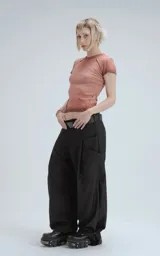 Remera color ladrillo, de manga corta y cuello redondo, confeccionada en ribb 100% algodón.