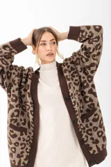 Cardigan de punto con estampado animal print en tonos gris claro y oscuro, de corte holgado.