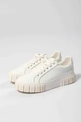 Zapatillas acordonadas color marrón con suela track.