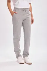 Pantalón de jogging gris claro, de corte recto, con cintura elástica ajustable con cordón.
