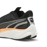 Zapatillas de running en color negro con detalles en naranja, diseñadas para ofrecer comodidad y soporte durante el entrenamiento.