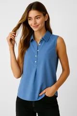 Blusa azul sin mangas de lino con cuello camisero y botones.