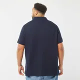 Remera azul marino de piqué de algodón con cuello en V y mangas cortas.