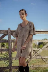 Vestido corto tejido en lurex dorado, con escote en V y mangas cortas.