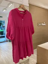 Vestido de lino color fucsia con diseño de corte suelto y botones en la parte frontal.