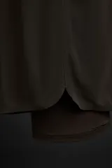 Shorts de running negros con malla interior, cintura elástica ajustable con cordón, bolsillo trasero con cierre, bolsillo multifunción en la malla interior, perneras perforadas, bajo termofijado, aberturas laterales y logo estampado.