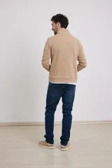 Sweater color beige de tejido elastizado de algodón y poliéster, con medio cierre en el cuello, detalles de tela de algodón al tono y tirador de eco cuero.
