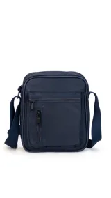 Bandolera azul marino de tela impermeable con correa ajustable. Tiene un bolsillo principal con cierre y dos bolsillos frontales, uno superior con cierre y otro inferior con solapa.
