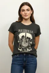 Remera gris oscuro de algodón con cuello redondo y mangas cortas con dobladillo. Estampado frontal con diseño de guitarra, edificios y texto 'Nashville Music City Tennessee'.