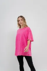 Remera oversize color marrón con efecto lavado, cuello redondo y mangas cortas amplias.