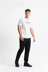 Remera blanca de algodón con cuello redondo y logo estampado en el pecho.
