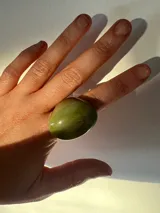 Anillo maximalista de acrílico color verde pasto.