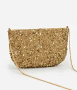 Cartera pequeña transversal color crema, cubierta de lentejuelas y cuentas. Tiene asa de cadena plateada y cierre de cremallera.