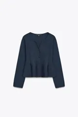 Chaqueta azul marino de punto con cuello redondo y escote pico, manga larga, bajo peplum y cierre frontal con botones forrados.