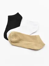 Pack de tres pares de soquetes tobilleros lisos, uno negro, uno blanco y uno color piel.