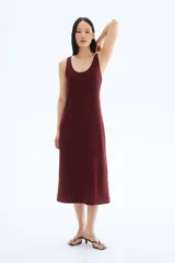 Vestido midi de breteles finos, color borgoña, confeccionado en tejido de punto acanalado. Diseño ajustado con escote en U en delantero y espalda, y bajo recto con tajo atrás.