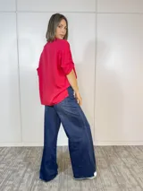 Blusa roja de viscosa con escote sutil y mangas 3/4. Diseño liviano y calce relajado.